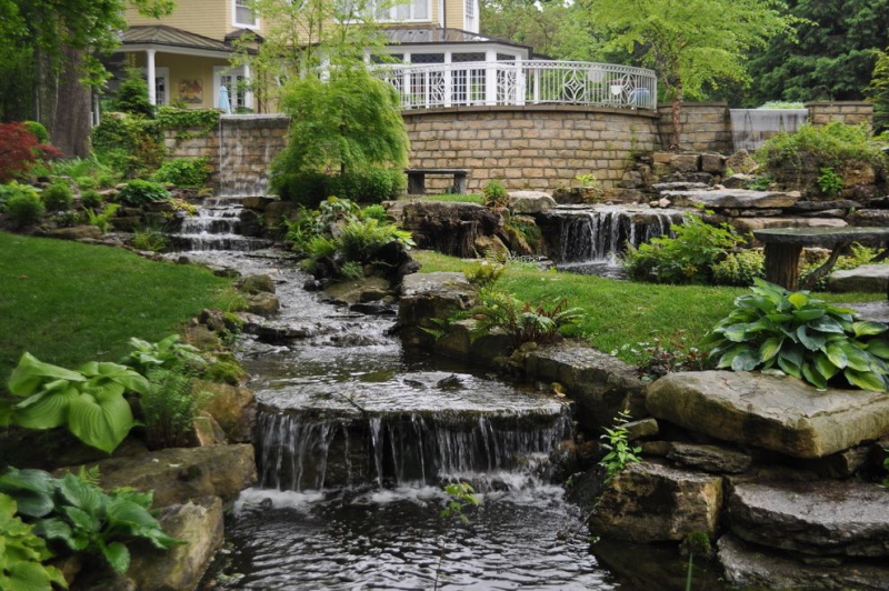 paysagiste-VIDAUBAN-min_landscaping-rock-louisville-ky-traditional-landscape-and-boulders-brick-wall-bushes-grass-koi-law